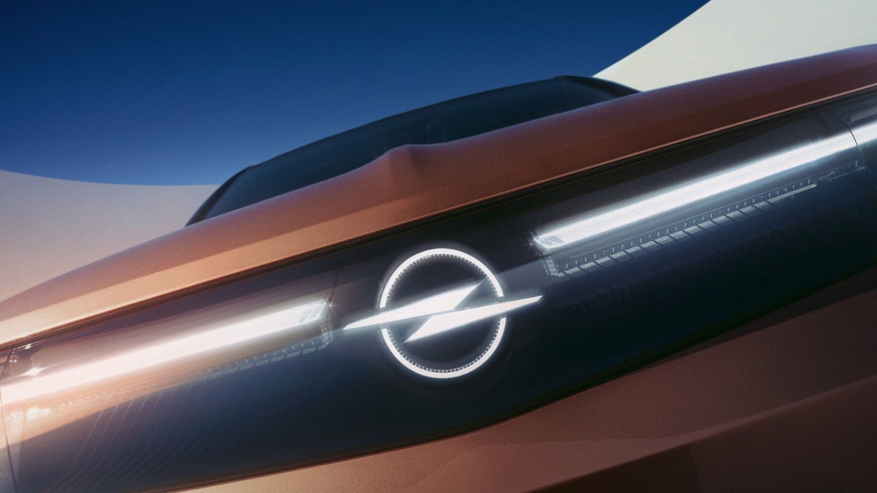Vista frontal en primer plano del nuevo Opel Grandland, con el logotipo de Opel
