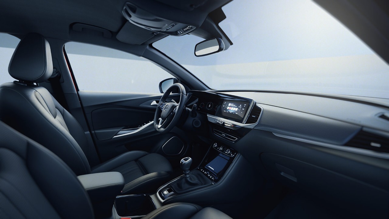 Vista de cerca del asiento delantero y el volante del Opel Grandland con interior negro