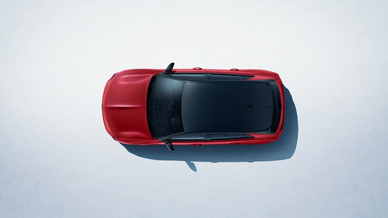 Vista superior de un Opel Astra rojo con techo negro