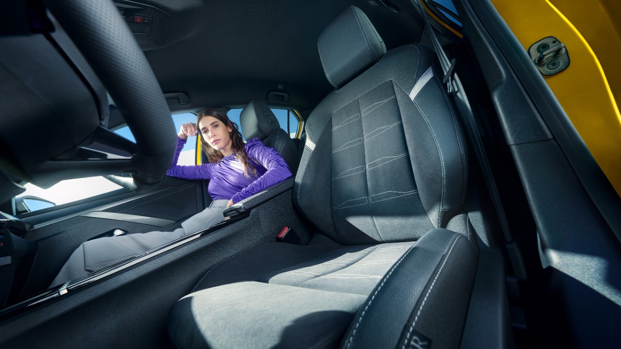 Vista interior de un Opel Astra Hatchback con asiento de pasajero y conductor