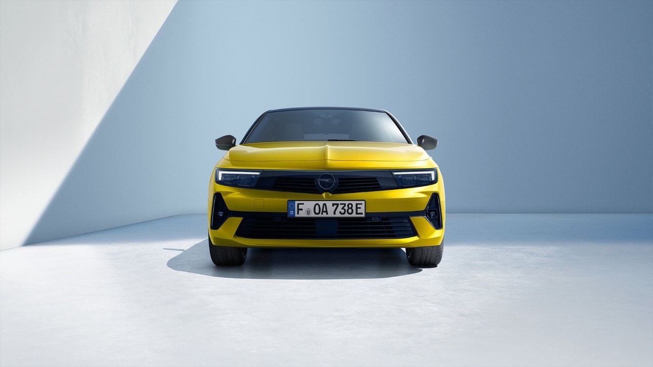 Vista frontal de un Opel Astra Hatchback amarillo