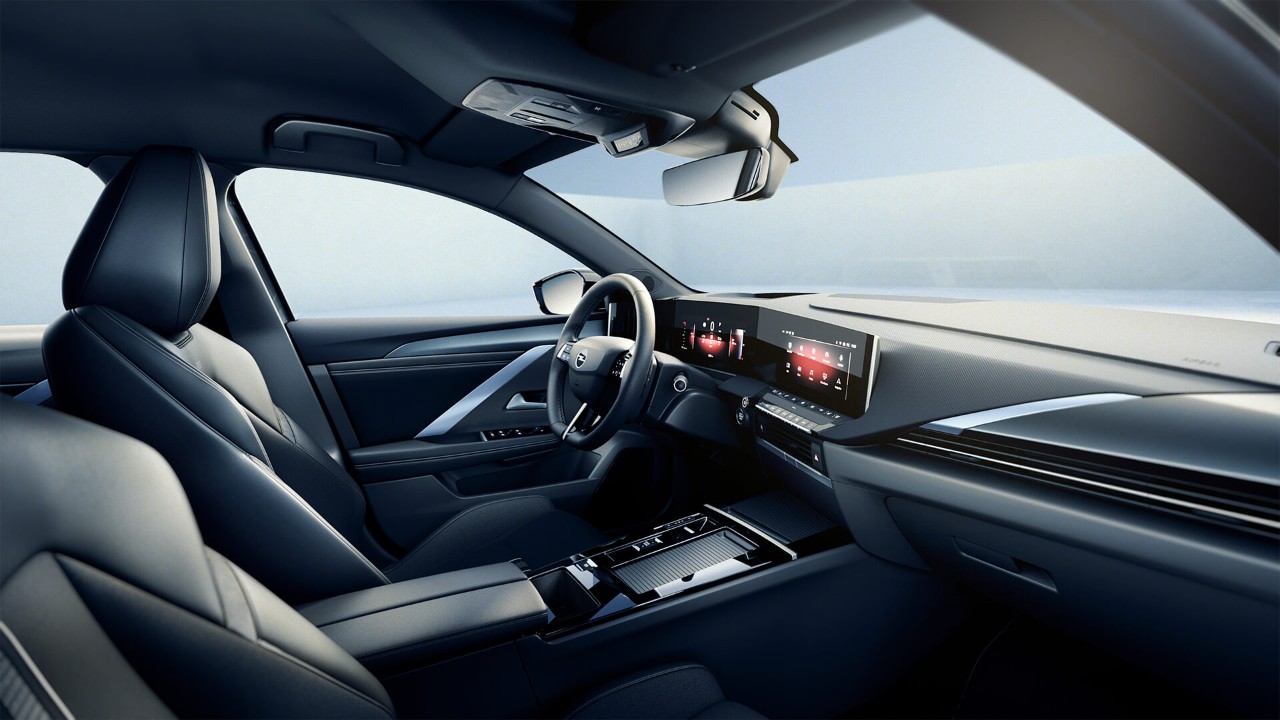 Vista de cerca del asiento delantero y el volante del Nuevo Opel Astra Sports Tourer con interior negro
