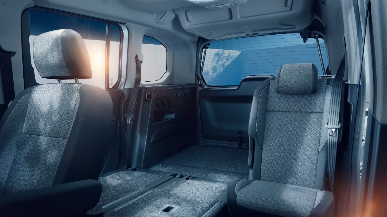 Vista interior del Opel Combo Electric con asientos abatibles
