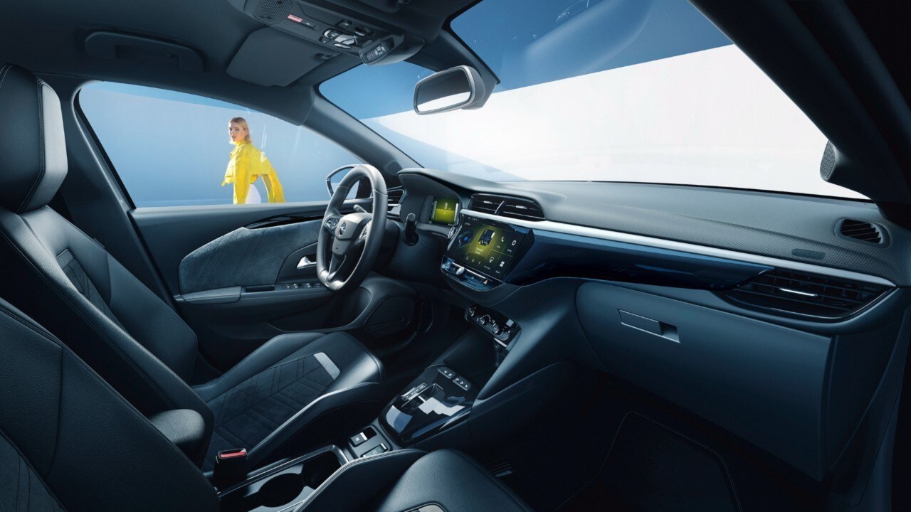 Opel Corsa Eléctrico interior negro vista lateral desde el asiento del pasajero