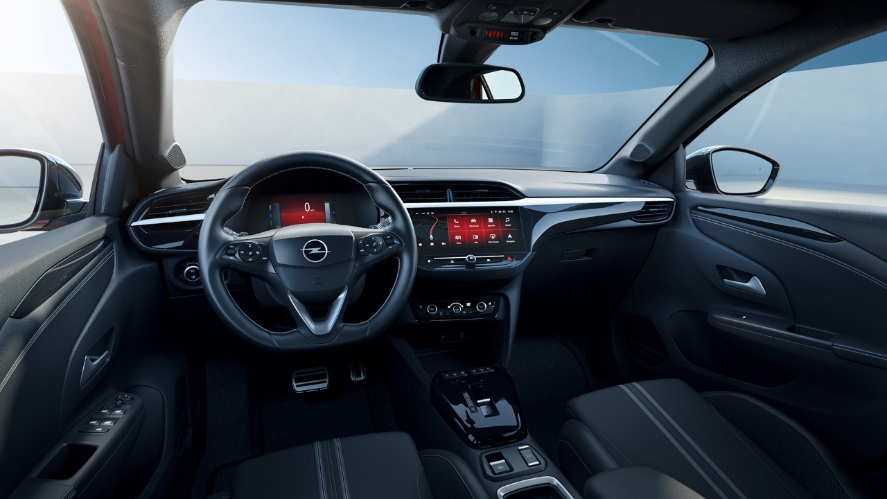 Vista interior desde el asiento negro del conductor del nuevo Opel Corsa