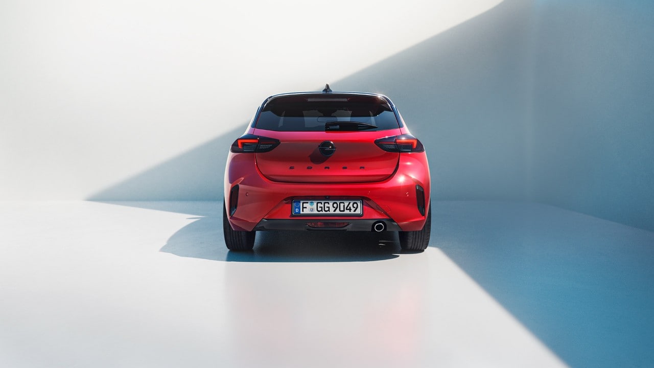 Vista trasera del nuevo Opel Corsa en color rojo con techo negro