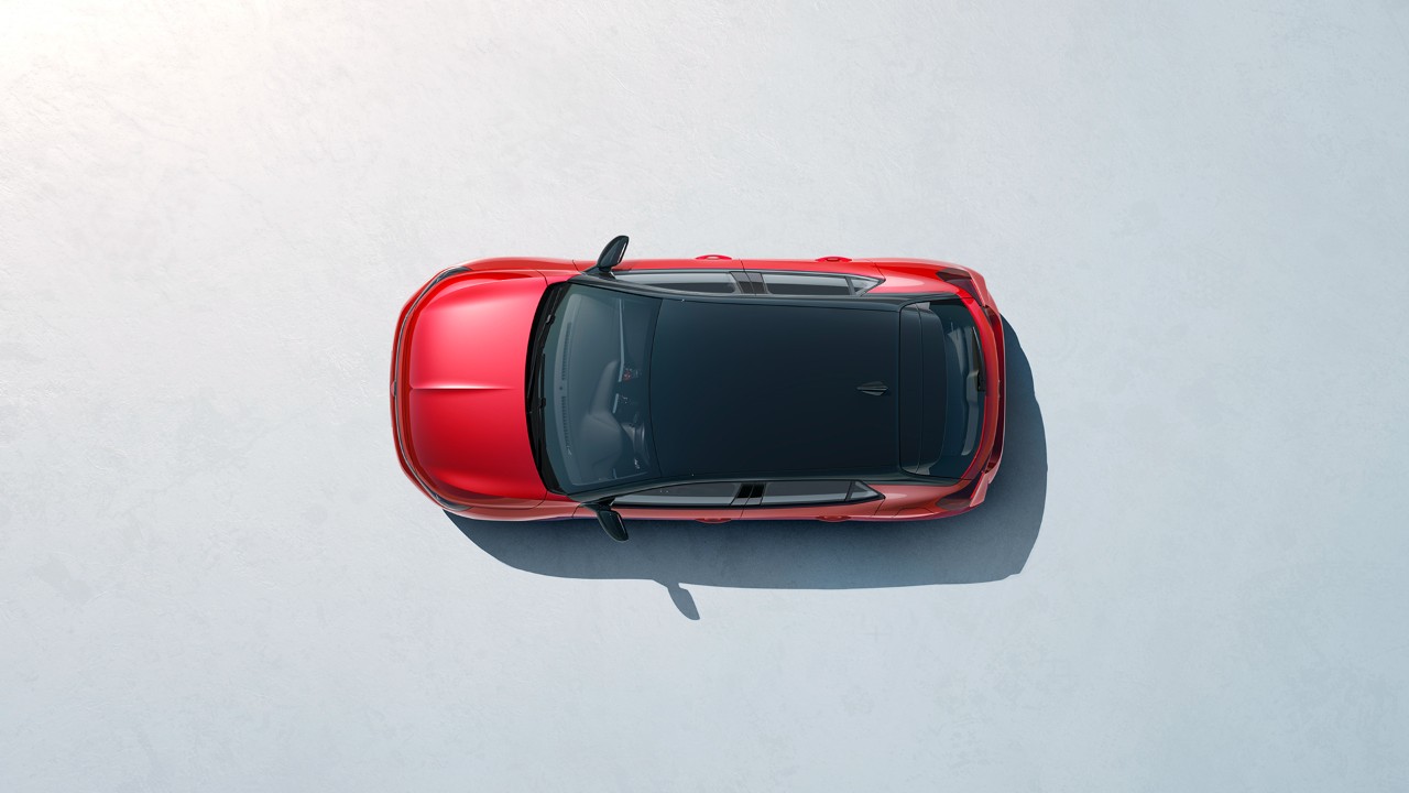A vista de pájaro el nuevo Opel Corsa en color rojo con techo negro