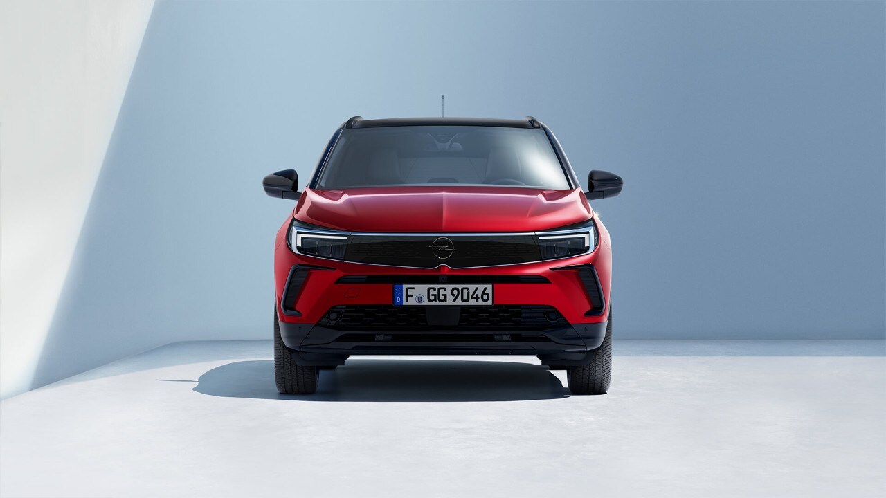 Vista frontal del exterior del Opel Grandland rojo 