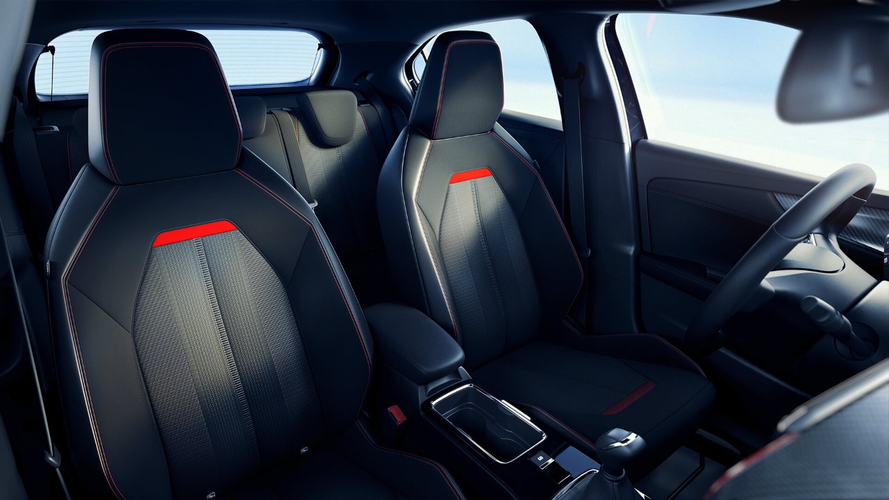Vista interior de los asientos negros del Opel Mokka con adornos rojos