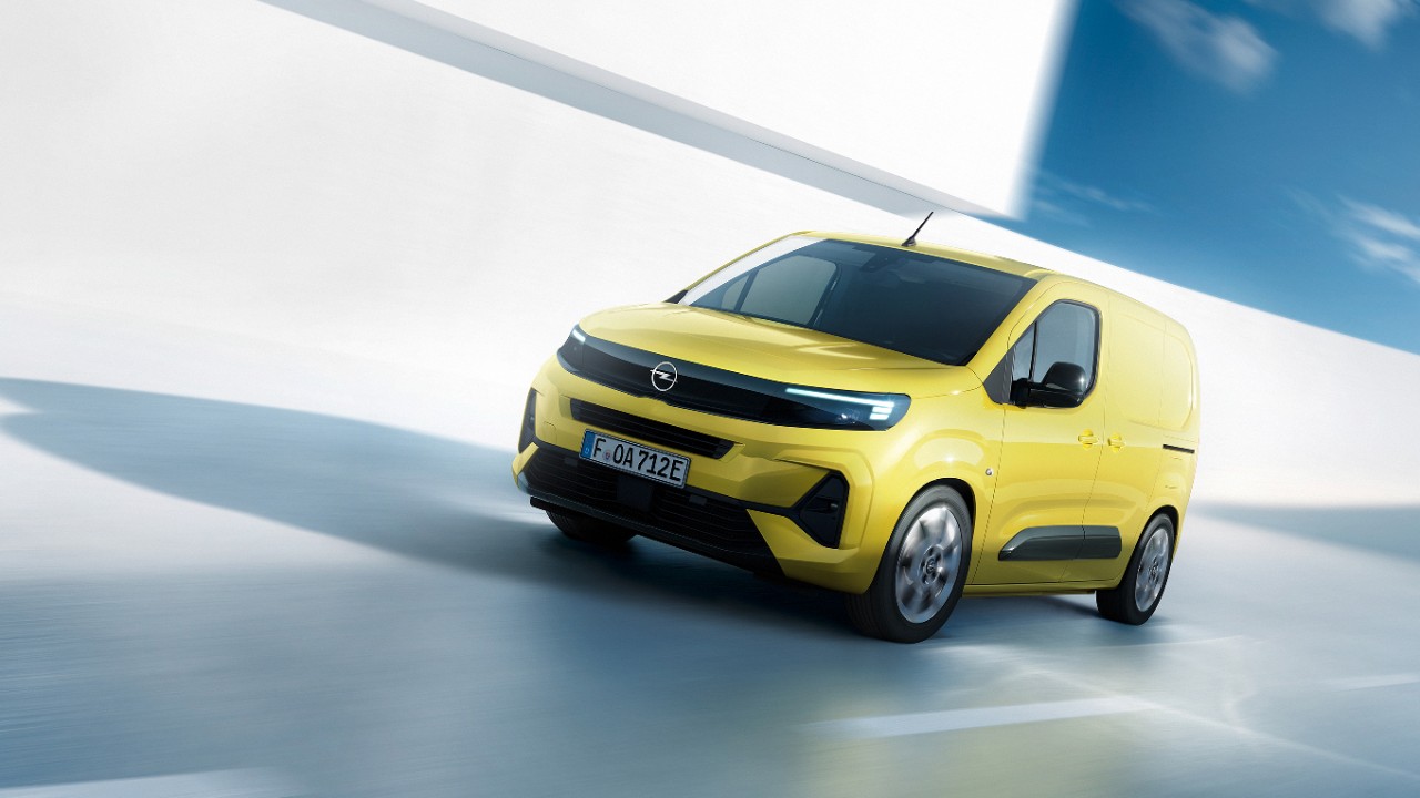 Vista frontal de un Nuevo Opel Combo Cargo Eléctrico amarillo en movimiento