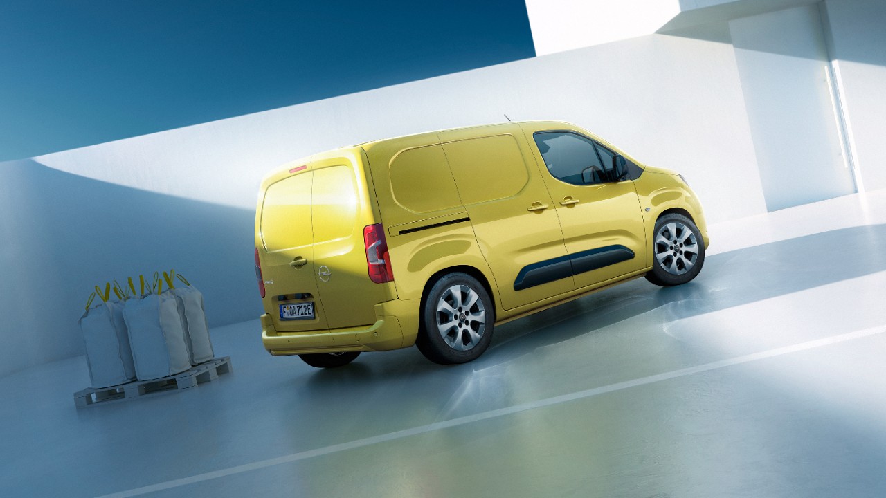 Vista lateral trasera de un Nuevo Opel Combo Electric Cargo amarillo
