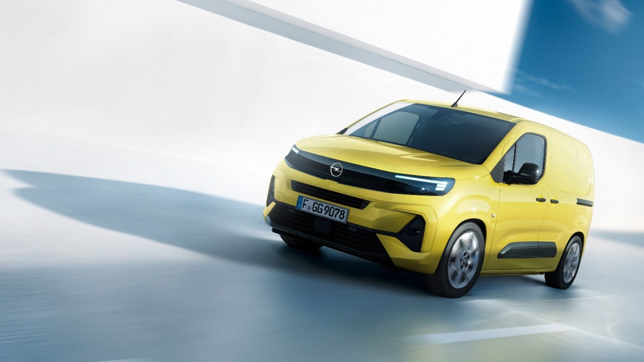 Vista frontal de un Nuevo Opel Combo Cargo amarillo en movimiento