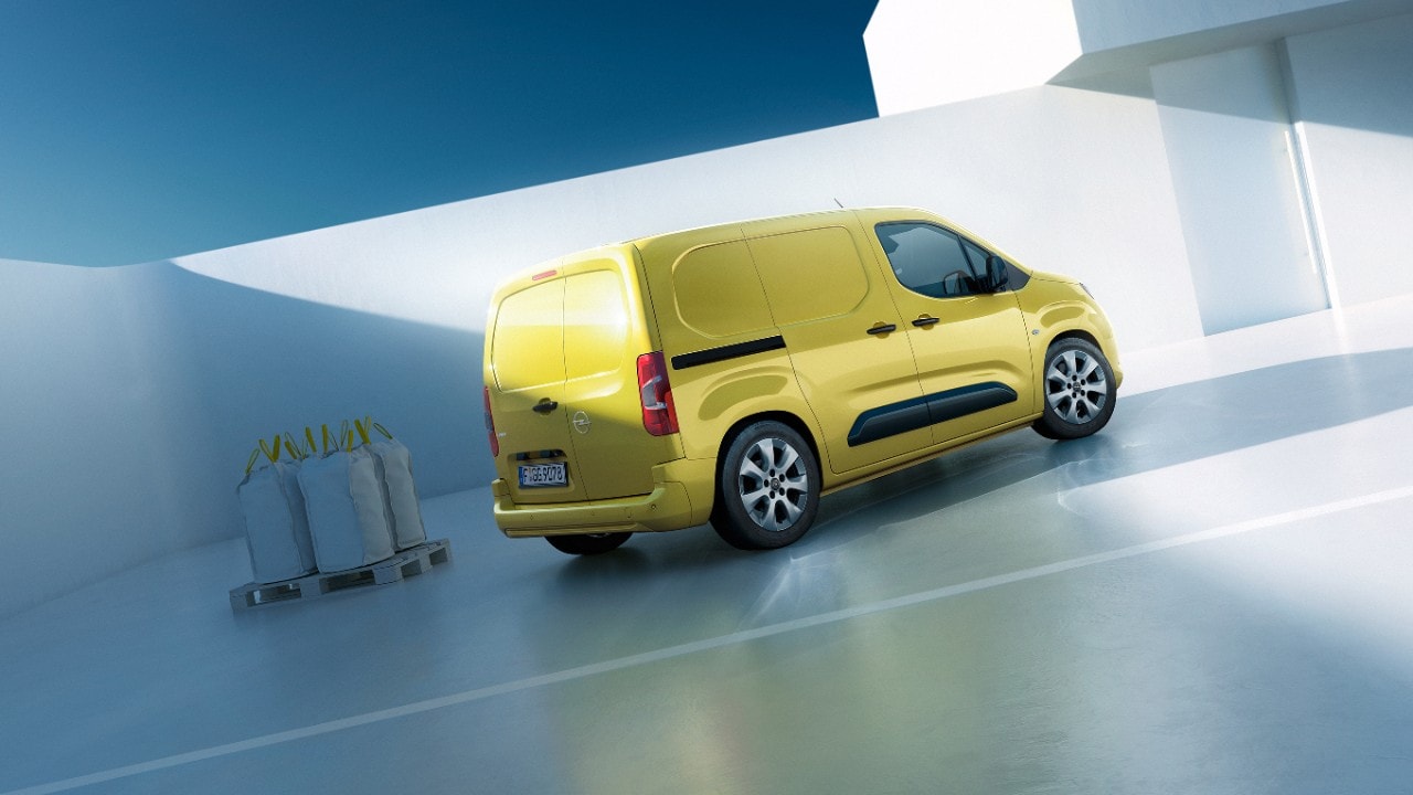 Vista lateral trasera de un Nuevo Opel Combo Cargo amarillo