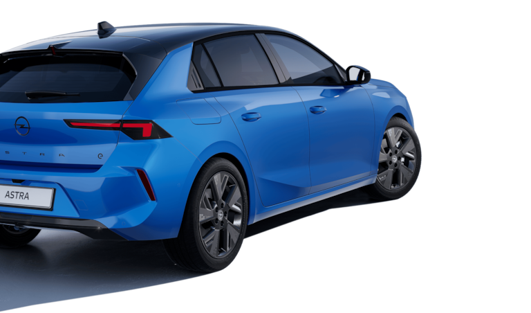 Vista trasera de un Opel Astra azul con llantas negras y techo