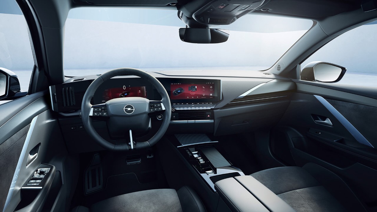 Vista interior de un Opel Astra Sports Tourer Electric desde el asiento del conductor