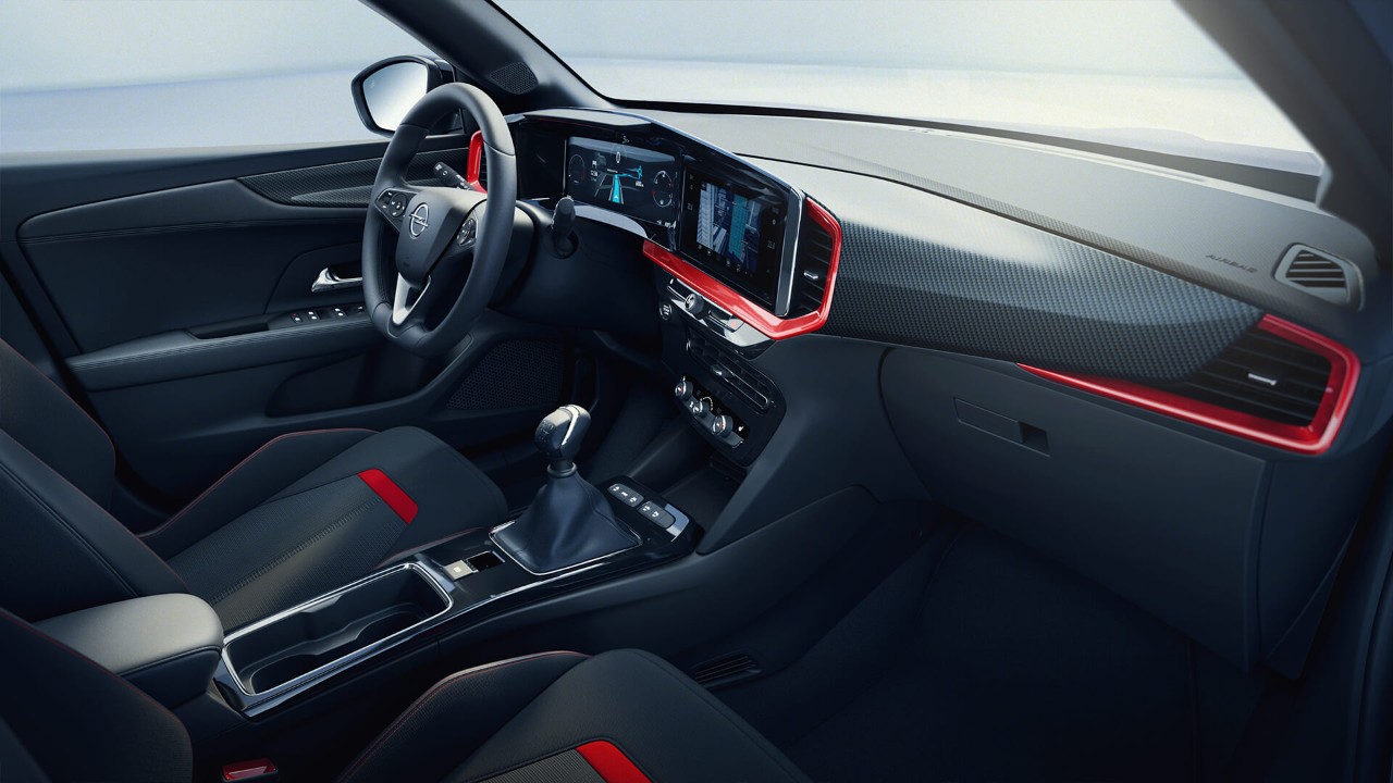 La vista interior de un Opel Mokka con ribetes rojos